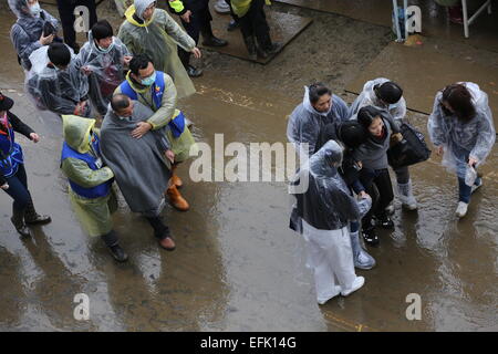 Taipeh. 6. Februar 2015. Angehörige von Opfern und fehlenden Passagiere eines Flugzeugabsturzes verlassen die Rescue-Site in Südost-China Taiwan, Taipei 6. Februar 2015. Retter der Suchbereich für die fehlenden Passagiere Freitag erweitert und vier weitere Leichen wurden geborgen. Bildnachweis: Jin Liwang/Xinhua/Alamy Live-Nachrichten Stockfoto