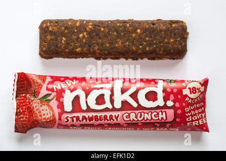 Gluten Weizen ohne Milchprodukte Neue nakd Erdbeere crunch bar Obst crunchies & Mutter bar mit Inhalt auf weißem Hintergrund entfernt Stockfoto