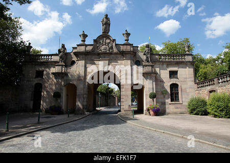 Die Paulus-Tor in Fulda wurde in den Jahren 1709-1711 gebaut. Das barocke Gebäude wurde nach der Apostel Paulus benannt. Seine Statue steht in der Mitte über dem Portal und wird flankiert von zwei Schutzpatrone Simplicius und Faustinus. Foto: Klaus Nowottnick dat Stockfoto