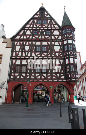 Man kann auf eine fast 500-jährige Geschichte der alten Rathaus Fulda zurückblicken. Es ist ein Fachwerkhaus mit späten gotischen Arkaden. Es war im Jahre 1531 erbaut und diente als Rathaus und Waffenkammer. Foto: Klaus Nowottnick Datum: 8. August 2014 Stockfoto