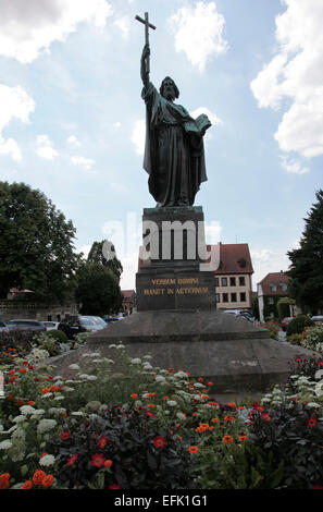 Der Heilige Bonifatius wurde rund 673 in Crediton (England) geboren. Er starb am Juni 5, 754 oder 755 bei Dokkum (Niederlande). Er war einer der bekanntesten Missionare und der wichtigste Reformator im fränkischen Reich. Foto: Klaus Nowottnick Datum: Augu Stockfoto