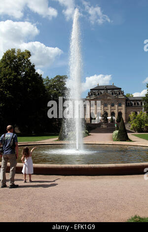 Der Brunnen, die Orangerie und der Orangerie-Terrasse in der Schloss-Garten in Fulda. Das barocke Stadtschloss ist umgeben von Mauern und Gitter Burg Garten. Foto: Klaus Nowottnick Datum: 8. August 2014 Stockfoto