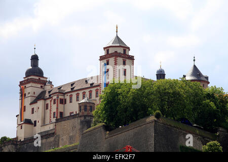 Blick von der Festung Marienberg. Es ist umgeben von Weinbergen und mit Blick auf die alte Universitätsstadt mit ihren Kuppeln, Türmen und Brücken. Foto: Klaus Nowottnick Datum: 11. August 2012 Stockfoto