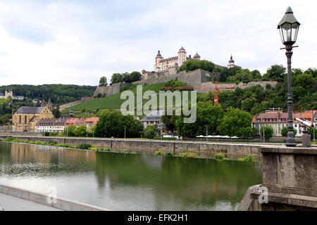 Blick von der Festung Marienberg. Es ist umgeben von Weinbergen und mit Blick auf die alte Universitätsstadt mit ihren Kuppeln, Türmen und Brücken. Foto: Klaus Nowottnick Datum: 11. August 2012 Stockfoto