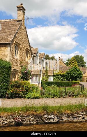 Cotswold Hütten entlang des Flusses Auge, senken Sie Schlachten, Cotswolds, Gloucestershire, England, Vereinigtes Königreich, West-Europa. Stockfoto