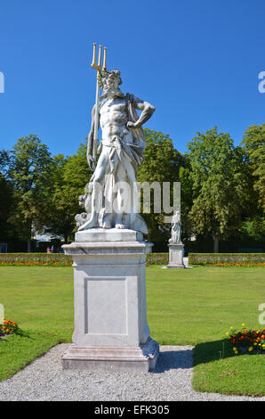 Nymphenburg, entlang der Gärten eine Statue des Neptun Stockfoto