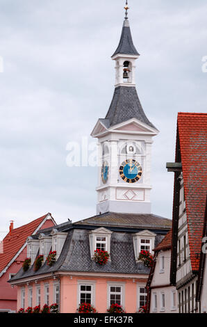 Traditionelle bayerische Architektur Uhrturm in Arlen Deutschland Stockfoto