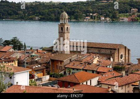 Ansichten von Salò mit Kathedrale. Salo ist die größte Stadt am Westufer des Gardasees. Es liegt in der Provinz Brescia in der Lombardei. Salo ist ein Badeort und verschiedenen belebten Einkaufszentrum. Foto: Klaus Nowottnick Datum: 25. August 2014 Stockfoto