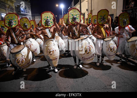 Montevideo, Uruguay. 5. Februar 2015. Trommler Teilnahme während der rufen Sie Parade in Montevideo, der Hauptstadt von Uruguay, am 5. Februar 2015. Die Parade mit der Teilnahme von mindestens 40 Abgüsse, besteht seit 1956 in der Nachbarschaft von Sur und Palermo, besetzt durch Klöster, die traditionell von schwarzen Familien bewohnt, die förderte die Entwicklung der Candombe-Kultur. Rufen Sie Parade entstammen die Berufung, dass afrikanische Herkunft mit ihren Trommeln gemacht wo gingen zwei Schlagzeugern der einzelnen Gruppen, um Candombe, bilden eine Gruppe, um den Karneval zu feiern beginnen zu spielen. Bildnachweis: Xinhua/Alamy Live-Nachrichten Stockfoto