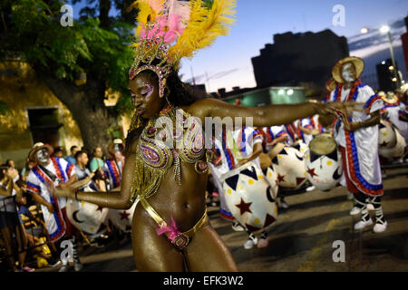 Montevideo, Uruguay. 5. Februar 2015. Eine Tänzerin nimmt während der rufen Sie Parade in Montevideo, der Hauptstadt von Uruguay, am 5. Februar 2015. Die Parade mit der Teilnahme von mindestens 40 Abgüsse, besteht seit 1956 in der Nachbarschaft von Sur und Palermo, besetzt durch Klöster, die traditionell von schwarzen Familien bewohnt, die förderte die Entwicklung der Candombe-Kultur. Rufen Sie Parade kommt aus der Berufung afrikanische Herkunft mit ihren Trommeln gemacht wo gingen zwei Schlagzeugern der einzelnen Gruppen, um Candombe, bilden eine Gruppe, um den Karneval zu feiern beginnen zu spielen. Bildnachweis: Xinhua/Alamy Live-Nachrichten Stockfoto