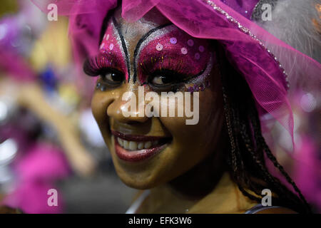 Montevideo, Uruguay. 5. Februar 2015. Eine Tänzerin nimmt während der rufen Sie Parade in Montevideo, der Hauptstadt von Uruguay, am 5. Februar 2015. Die Parade mit der Teilnahme von mindestens 40 Abgüsse, besteht seit 1956 in der Nachbarschaft von Sur und Palermo, besetzt durch Klöster, die traditionell von schwarzen Familien bewohnt, die förderte die Entwicklung der Candombe-Kultur. Rufen Sie Parade kommt aus der Berufung afrikanische Herkunft mit ihren Trommeln gemacht wo gingen zwei Schlagzeugern der einzelnen Gruppen, um Candombe, bilden eine Gruppe, um den Karneval zu feiern beginnen zu spielen. Bildnachweis: Xinhua/Alamy Live-Nachrichten Stockfoto