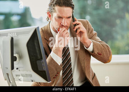 Mann im Büro arbeiten Stockfoto