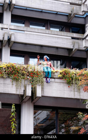 Statue einer winkenden Afro-Karibische Frau sitzt auf der Kante des Büros in Arlen, Deutschland Stockfoto