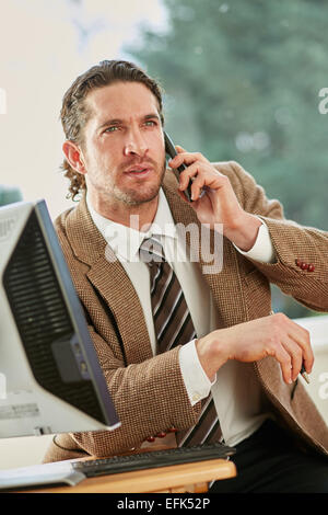 Mann im Büro arbeiten Stockfoto