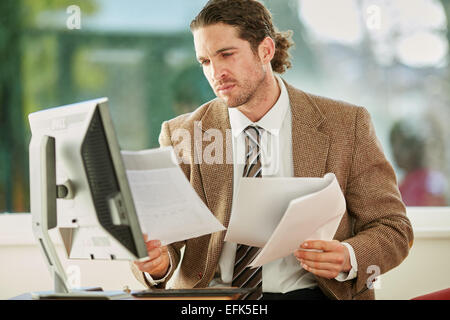 Mann im Büro arbeiten Stockfoto