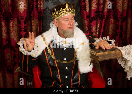 Königliche König bei seinem Amtsantritt einen feierlichen Eid schwören Stockfoto
