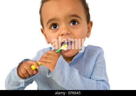 Lächelnd 18. Monat alten afrikanischen Kleinkind Jungen seine Zähne putzen Stockfoto