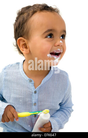 Lächelnd 18. Monat alten afrikanischen Kleinkind Jungen seine Zähne putzen Stockfoto
