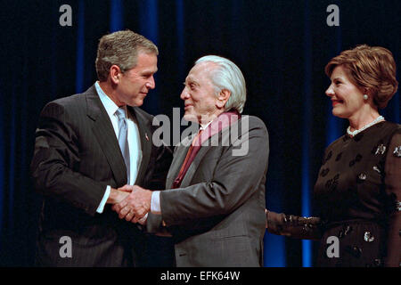 US-Präsident George W. Bush und First Lady Laura Bush präsentieren die 2001 National Medal of Arts and Humanities Staatspreise Schauspielers Kirk Douglas an DAR Constitution Hall 22. April 2002 in Washington, DC. Stockfoto