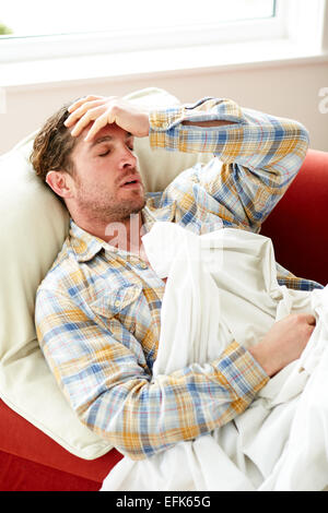 Mann im Bett unwohl gelegt Stockfoto