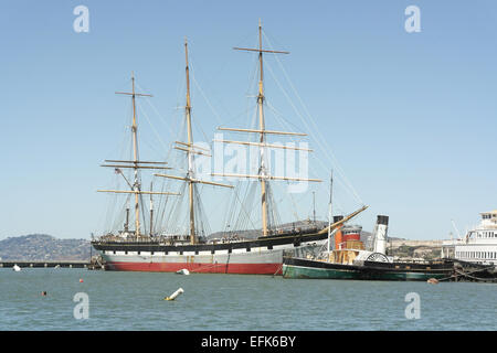 Blick in den blauen Himmel, Schiffe von Aquatic Park Promenade, historische Balcutha, Hercules, Eppleton Hall, am Hyde Street Pier, San Francisco Stockfoto