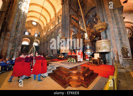 Spanien, Galicien: Ministranten schwingen "Botafumeiro" während der Messe in der legendären Kathedrale von Santiago de Compostela Stockfoto