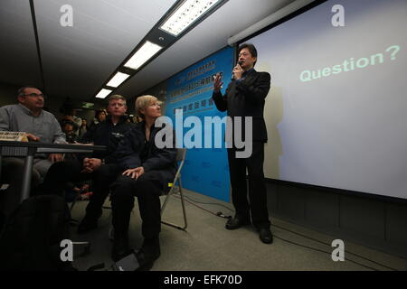 New Taipei City. 6. Februar 2015. Aviation Safety Council Executive Director Thomas Wang Slips auf die Untersuchung der TransAsia Airways Flug GE235 auftreten auf einer Pressekonferenz in New Taipei City in Südost-China Taiwan, 6. Februar 2015. Behörden analysiert des Flugzeugs zwei Flugdatenschreiber, oder "Black Boxes", und Sprachaufnahmen erholte sich von der Ebene, nachdem es in der Keelung-Fluss nach dem Start vom Flughafen Taipeh-Songshan am 10:52 am 4. Februar abgestürzt. Ein vorläufiger Bericht über den Unfall wird innerhalb von 30 Tagen veröffentlicht werden. Bildnachweis: Jin Liwang/Xinhua/Alamy Live-Nachrichten Stockfoto