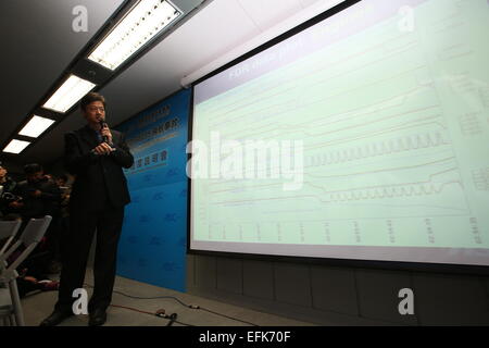 New Taipei City. 6. Februar 2015. Aviation Safety Council Executive Director Thomas Wang Slips auf die Untersuchung der TransAsia Airways Flug GE235 auftreten auf einer Pressekonferenz in New Taipei City in Südost-China Taiwan, 6. Februar 2015. Behörden analysiert des Flugzeugs zwei Flugdatenschreiber, oder "Black Boxes", und Sprachaufnahmen erholte sich von der Ebene, nachdem es in der Keelung-Fluss nach dem Start vom Flughafen Taipeh-Songshan am 10:52 am 4. Februar abgestürzt. Ein vorläufiger Bericht über den Unfall wird innerhalb von 30 Tagen veröffentlicht werden. Bildnachweis: Jin Liwang/Xinhua/Alamy Live-Nachrichten Stockfoto