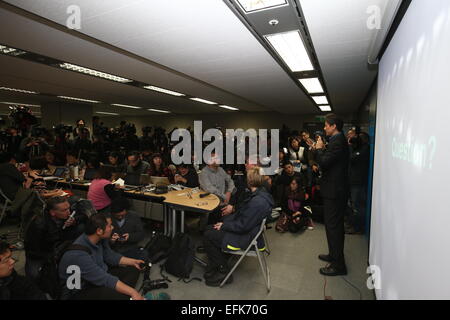 New Taipei City. 6. Februar 2015. Aviation Safety Council Executive Director Thomas Wang Slips auf die Untersuchung der TransAsia Airways Flug GE235 auftreten auf einer Pressekonferenz in New Taipei City in Südost-China Taiwan, 6. Februar 2015. Behörden analysiert des Flugzeugs zwei Flugdatenschreiber, oder "Black Boxes", und Sprachaufnahmen erholte sich von der Ebene, nachdem es in der Keelung-Fluss nach dem Start vom Flughafen Taipeh-Songshan am 10:52 am 4. Februar abgestürzt. Ein vorläufiger Bericht über den Unfall wird innerhalb von 30 Tagen veröffentlicht werden. Bildnachweis: Jin Liwang/Xinhua/Alamy Live-Nachrichten Stockfoto