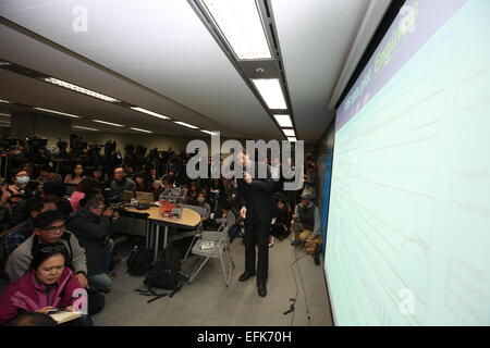 New Taipei City. 6. Februar 2015. Aviation Safety Council Executive Director Thomas Wang Slips auf die Untersuchung der TransAsia Airways Flug GE235 auftreten auf einer Pressekonferenz in New Taipei City in Südost-China Taiwan, 6. Februar 2015. Behörden analysiert des Flugzeugs zwei Flugdatenschreiber, oder "Black Boxes", und Sprachaufnahmen erholte sich von der Ebene, nachdem es in der Keelung-Fluss nach dem Start vom Flughafen Taipeh-Songshan am 10:52 am 4. Februar abgestürzt. Ein vorläufiger Bericht über den Unfall wird innerhalb von 30 Tagen veröffentlicht werden. Bildnachweis: Jin Liwang/Xinhua/Alamy Live-Nachrichten Stockfoto