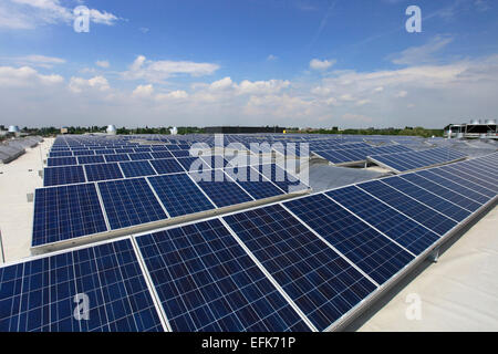 große Solar-Panel-System installiert auf dem Dach einer Fabrik, Foto: 20. Mai 2011. Stockfoto