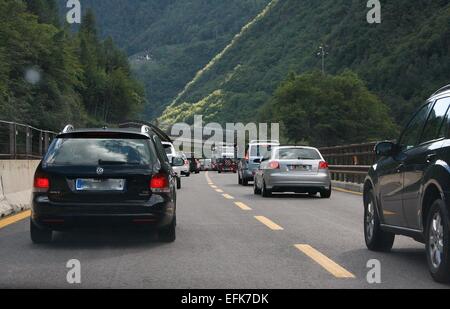 Die Brennerautobahn ist die wichtigste und nur Autobahn Verbindung von Nord nach Süd und umgekehrt. Dabei gibt es auf dieser Autobahn immer ein strapazierter, besonders während der Ferienzeit. Es wurde in den 1960er und 1970er Jahren als eines der ersten Berg gebaut. Stockfoto