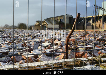 Schutthaufen auf Brachflächen und das Betriebsgebäude Winter schneebedeckt in der Nähe von Selby Yorkshire Vereinigtes Königreich Stockfoto