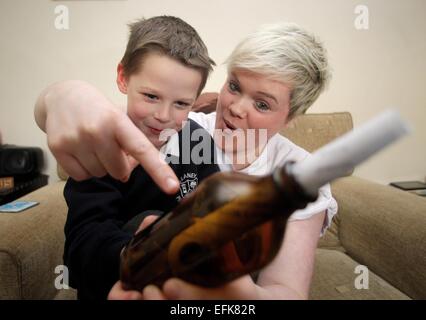 Ballymoney, Nordirland. 5. Februar 2015. Stacey Dickie mit ihrem Neffen Noah White. Eine Flaschenpost, die über 2000 Meilen zurückgelegt hat, wurde diese Woche von Ballymoney Schuljunge Noah White gefunden. Die Flasche wurde auf dem östlichen Strand in Portrush gefunden. Wenn die Familie die Flasche geöffnet, die sie erkannt hatte es aus Grönland gereist, wo es von einem arktischen Expedition-Team im Juli, in geworfen wurde. Eine Gruppe von kanadischen Studenten studierten Wasserfluss. Im Rahmen des Projekts wurde eine Anzahl von Nachrichten in einer Flasche ins Meer. Bildnachweis: Steven McAuley/Alamy Live-Nachrichten Stockfoto