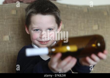 Ballymoney, Nordirland. 5. Februar 2015. Schuljunge Noah White ist mit seiner Flasche abgebildet. Eine Flaschenpost, die über 2000 Meilen zurückgelegt hat, wurde diese Woche von Ballymoney Schuljunge Noah White gefunden. Die Flasche wurde auf dem östlichen Strand in Portrush gefunden. Wenn die Familie die Flasche geöffnet, die sie erkannt hatte es aus Grönland gereist, wo es von einem arktischen Expedition-Team im Juli, in geworfen wurde. Eine Gruppe von kanadischen Studenten studierten Wasserfluss. Im Rahmen des Projekts wurde eine Anzahl von Nachrichten in einer Flasche ins Meer. Bildnachweis: Steven McAuley/Alamy Live-Nachrichten Stockfoto