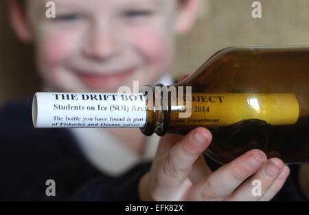 Ballymoney, Nordirland. 5. Februar 2015. Schuljunge Noah White ist mit seiner Flasche abgebildet. Eine Flaschenpost, die über 2000 Meilen zurückgelegt hat, wurde diese Woche von Ballymoney Schuljunge Noah White gefunden. Die Flasche wurde auf dem östlichen Strand in Portrush gefunden. Wenn die Familie die Flasche geöffnet, die sie erkannt hatte es aus Grönland gereist, wo es von einem arktischen Expedition-Team im Juli, in geworfen wurde. Eine Gruppe von kanadischen Studenten studierten Wasserfluss. Im Rahmen des Projekts wurde eine Anzahl von Nachrichten in einer Flasche ins Meer. Bildnachweis: Steven McAuley/Alamy Live-Nachrichten Stockfoto