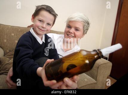 Ballymoney, Nordirland. 5. Februar 2015. Schuljunge Noah White ist mit seiner Flasche und seiner Tante Stacey abgebildet.  Eine Flaschenpost, die über 2000 Meilen zurückgelegt hat, wurde diese Woche von Ballymoney Schuljunge Noah White gefunden. Die Flasche wurde auf dem östlichen Strand in Portrush gefunden. Wenn die Familie die Flasche geöffnet, die sie erkannt hatte es aus Grönland gereist, wo es von einem arktischen Expedition-Team im Juli, in geworfen wurde. Eine Gruppe von kanadischen Studenten studierten Wasserfluss. Im Rahmen des Projekts wurde eine Anzahl von Nachrichten in einer Flasche ins Meer. Bildnachweis: Steven McAuley/Alamy Live N Stockfoto