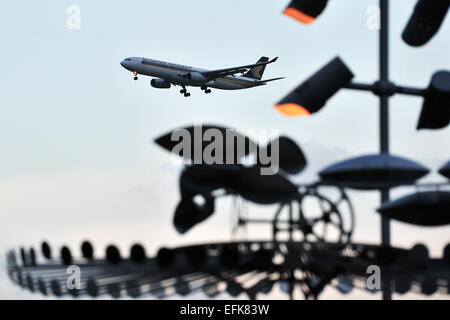 Singapur. 30. Januar 2015. Foto aufgenommen am 30. Januar 2015 zeigt einem Singapore Airlines (SIA) Passagier Flugzeug bereitet am Singapore Changi Airport landen. SIA am Freitag mitteilte, verzeichnete der Konzern einen Nettogewinn von 203 Millionen Singapur-Dollar (rund 151 Millionen US-Dollar) im Quartier von Oktober bis Dezember 2014, 153 Millionen Singapur Dollar (rund 114 Millionen US-Dollar) höher über dem Vorjahr. © Dahin Chih Wey/Xinhua/Alamy Live-Nachrichten Stockfoto