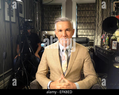 (DATEI) Eine Archiv Bild datiert 21. August 2013, zeigt australische Regisseur Baz Luhrmann (52, The Great Gatsby) in einem Interview. Luhrmann soll eine 13-teilige Fernsehserie mit dem Titel "The Get Down" zu leiten, für US-Videodienst Netflix. Foto: Chris Melzer/dpa Stockfoto