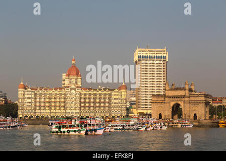 Colaba, Mumbai, Maharashtra, Indien Bezirk, Gateway of India und Taj Hotel im frühen Morgenlicht Stockfoto