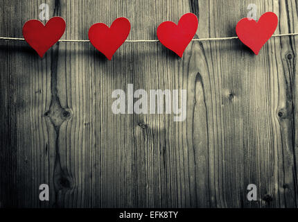 Herzförmige Clips hängen am Seil, Valentinstag, Liebe Hintergrundbilder Stockfoto