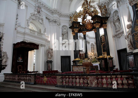 Die Bild-Werke auf dem Hochaltar in der Fulda-Kathedrale wurde gemeinsam von dem Bildhauer Johann Neudecker und Stuckator Giovanni Battista Artari erstellt. Am 15. August 1712 Fürstabt Adalbert von Schleifras den Hochaltar zu Ehren der Jungfrau Maria eingeweiht Stockfoto