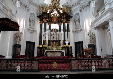 Die Bild-Werke auf dem Hochaltar in der Fulda-Kathedrale wurde gemeinsam von dem Bildhauer Johann Neudecker und Stuckator Giovanni Battista Artari erstellt. Am 15. August 1712 Fürstabt Adalbert von Schleifras den Hochaltar zu Ehren der Jungfrau Maria eingeweiht Stockfoto