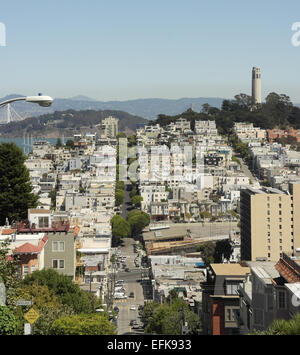 Blauer Himmel Porträt Lombard Street in Richtung Coit Tower aus steilen Abschnitt zwischen Hyde Street und Leavenworth Street, San Francisco Stockfoto