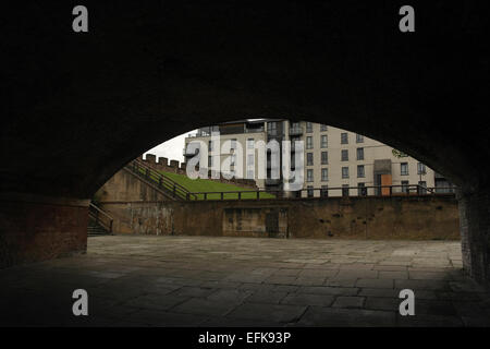 Grauen Himmelsblick vom Duke Street durch Salford Filiale Viadukt nach Wiederaufbau Gegnkultur römisches Kastell, Castlefield, Manchester, UK Stockfoto