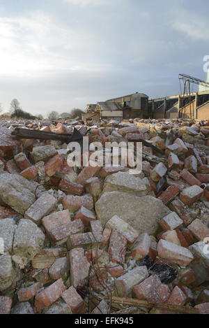 Schutthaufen auf Brachflächen und das Betriebsgebäude Winter schneebedeckt in der Nähe von Selby Yorkshire Vereinigtes Königreich Stockfoto