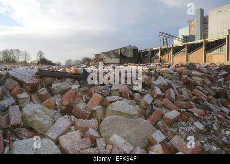 Schutthaufen auf Brachflächen und das Betriebsgebäude Winter schneebedeckt in der Nähe von Selby Yorkshire Vereinigtes Königreich Stockfoto