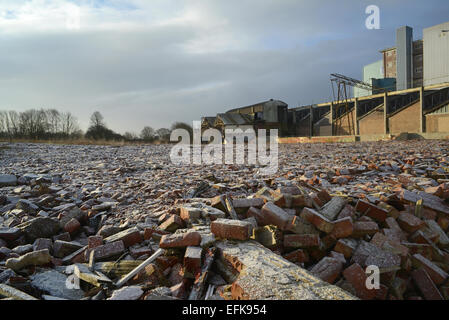 Schutthaufen auf Brachflächen und das Betriebsgebäude Winter schneebedeckt in der Nähe von Selby Yorkshire Vereinigtes Königreich Stockfoto