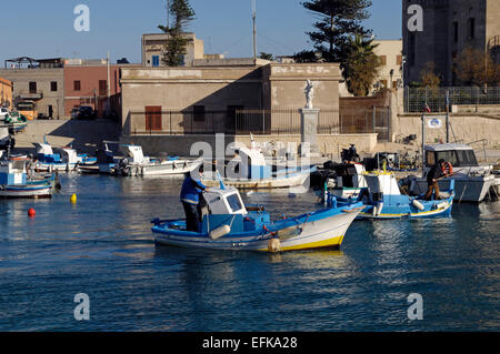 Angelboote/Fischerboote im Hafen von Favignana Insel in Sizilien, Italien Stockfoto