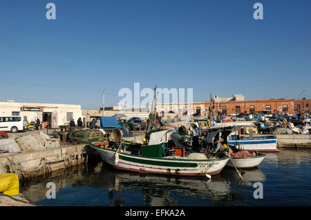 Angelboote/Fischerboote im Hafen von Favignana Insel in Sizilien, Italien Stockfoto